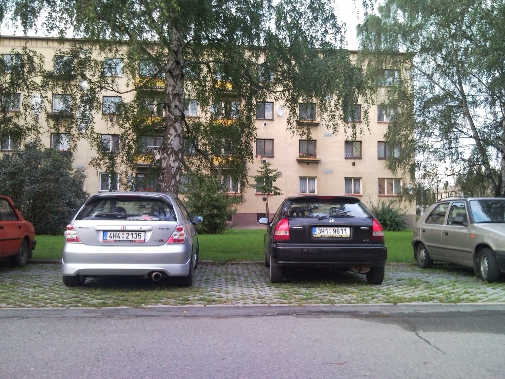 prej pekařská dodávka ale spíš ta v pravo :D