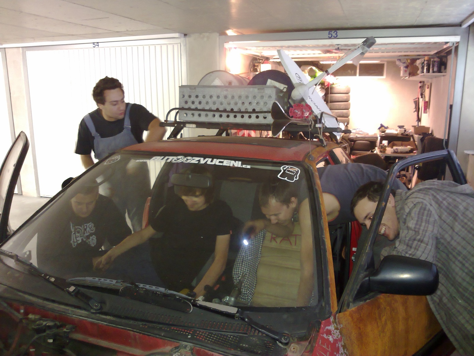 5 lidi vyndava 1 palubku