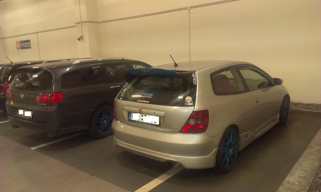 V pátek bylo v garážích víc modrých kol.. :-)