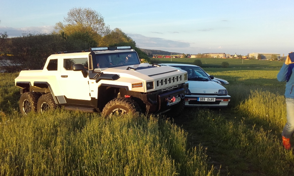 poptávka po pravém blatníku, pozičce a plasty kolem :-(