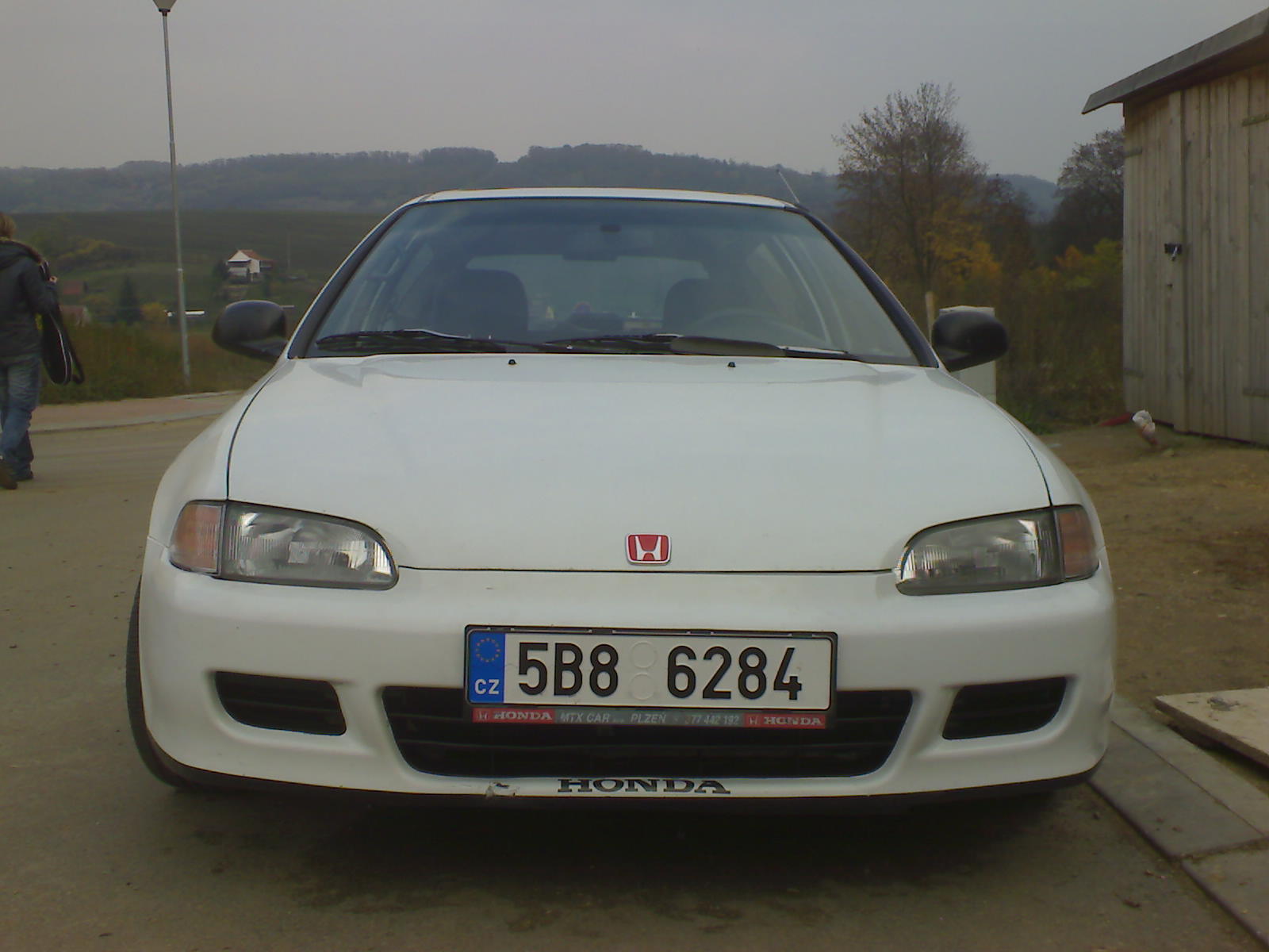 Zepředu