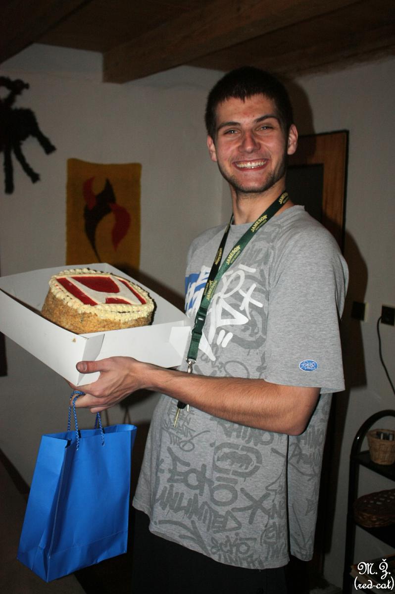 Dostal jsem HONDA dort k narozkám :-))) Dost dobrej :o)